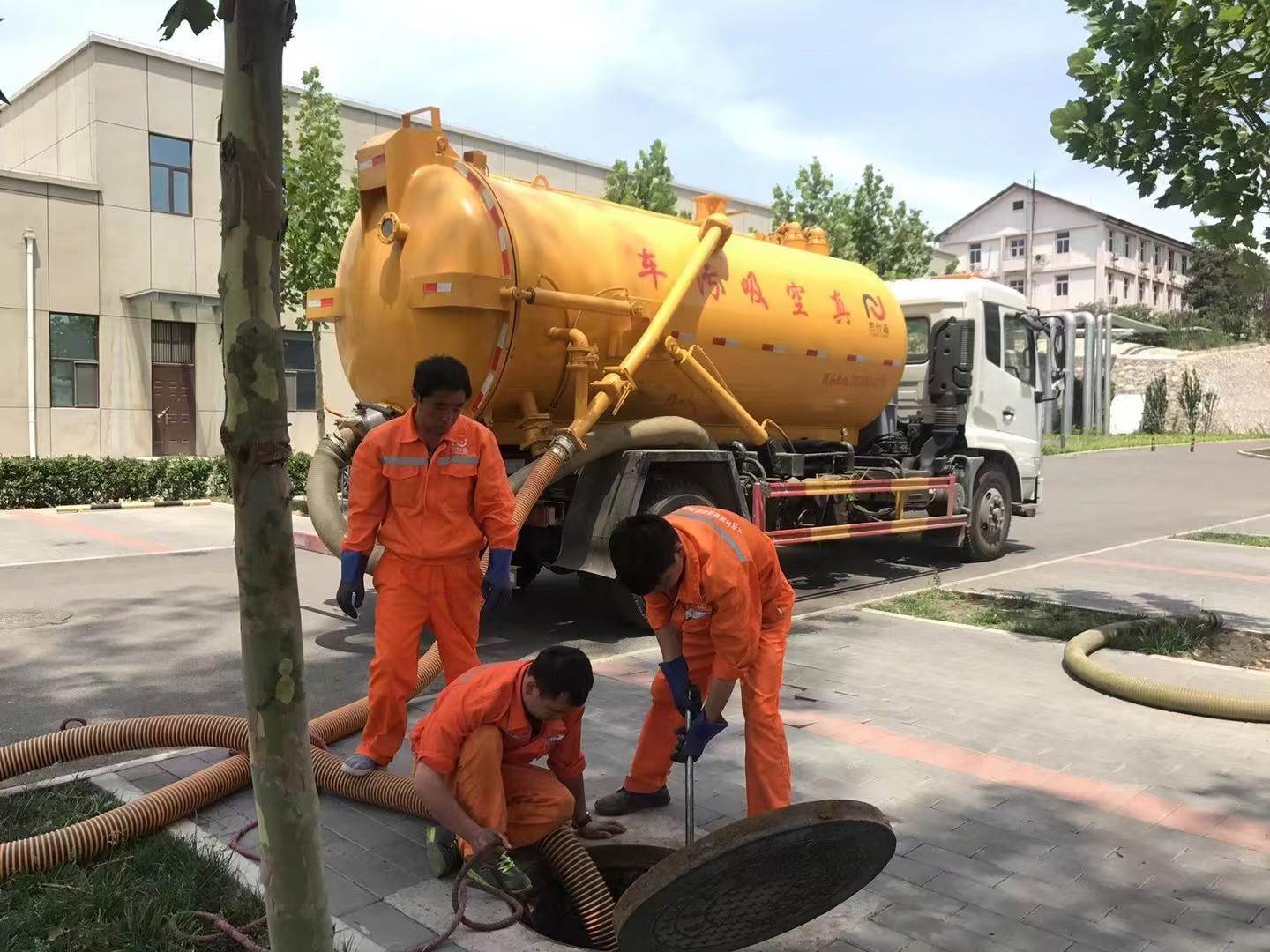 甘肃管道疏通车停在窨井附近