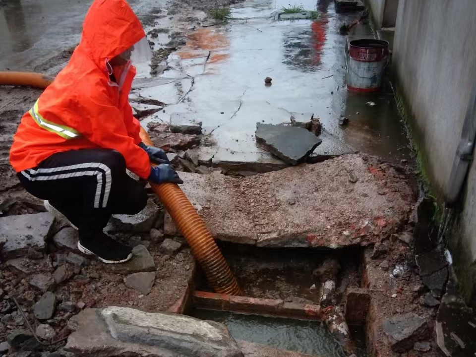 甘肃专业清理污水池 炜誉市政以规范流程守护城市 “肠道”